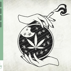 Puede incluir: Ilustración en blanco y negro de una mano sosteniendo una bola de cristal con una hoja de marihuana en su interior. La mano fuma un cigarrillo y sale humo del cigarrillo.