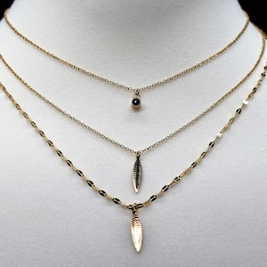 Parisi Collana alla moda multistrato em acciaio al titanio, com pingente em forma de piuma e zircônia preta, para mulher