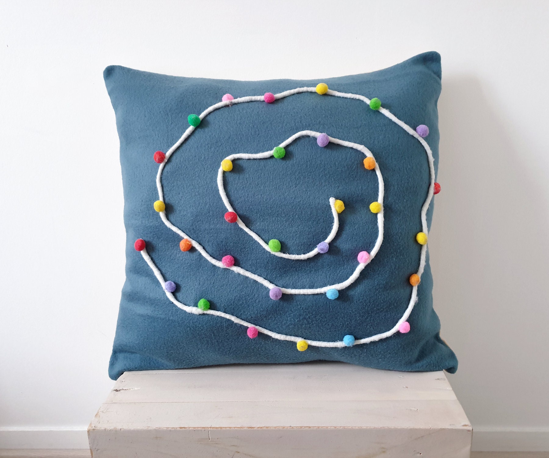 Coussin Tout Doux, Bleu et Pompons de Couleurs, Pop Coloré