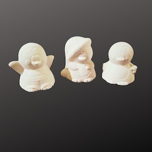 Könnte beinhalten: Drei weiße Keramik-Pinguin-Figuren. Der Pinguin links steht mit ausgebreiteten Flügeln. Der Pinguin in der Mitte trägt eine Weihnachtsmütze. Der Pinguin rechts steht mit den Flügeln an der Seite.