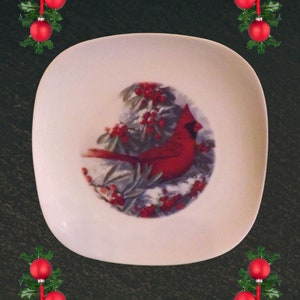 Decoratieve kardinaalplaat met afgeronde hoeken van 7 x 7 inch.