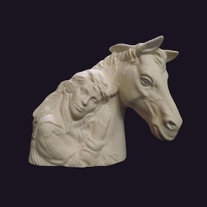 Pode incluir: Escultura creme retratando uma mulher descansando a cabeça no pescoço de um cavalo. A escultura é detalhada, mostrando o rosto e o cabelo da mulher, e as características do cavalo. O fundo é de cor escura e sólida.