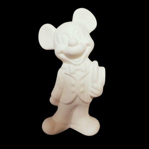 Puede incluir: Figura de cerámica blanca de Mickey Mouse con un esmoquin. La figura está lista para ser pintada.