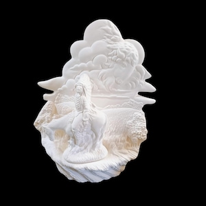 Op de afbeelding: Een wit reliëfbeeldhouwwerk dat een indiaan te paard afbeeldt, tegen een achtergrond van wolken en een bizon. De sculptuur heeft gedetailleerde texturen, die een landschap suggereren. Het ontwerp is een enkel, solide stuk.