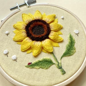 Cerceau « Tournesol » brodé à la main, motif 3D image 5