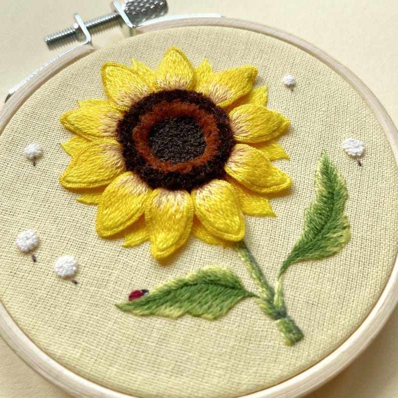 Cerceau « Tournesol » brodé à la main, motif 3D image 5