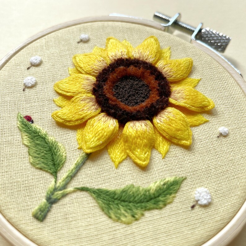 Cerceau « Tournesol » brodé à la main, motif 3D image 3
