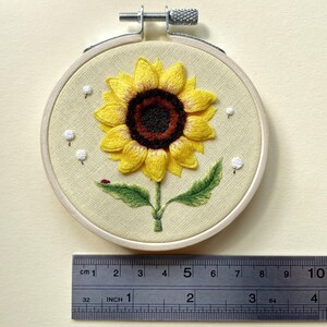 Cerceau « Tournesol » brodé à la main, motif 3D image 6