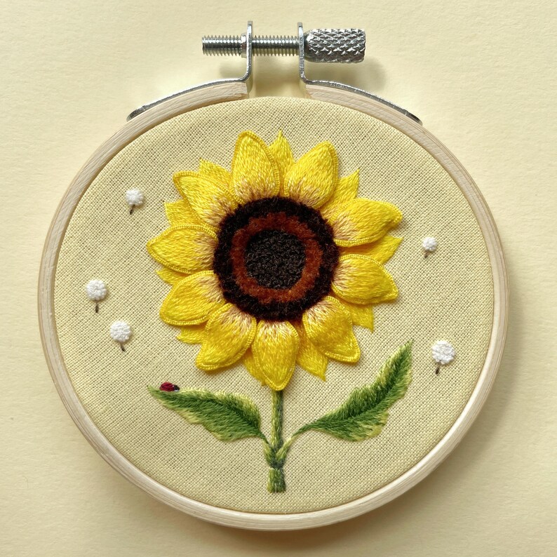 Cerceau « Tournesol » brodé à la main, motif 3D image 1