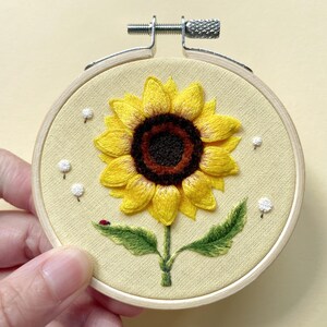 Cerceau « Tournesol » brodé à la main, motif 3D image 4