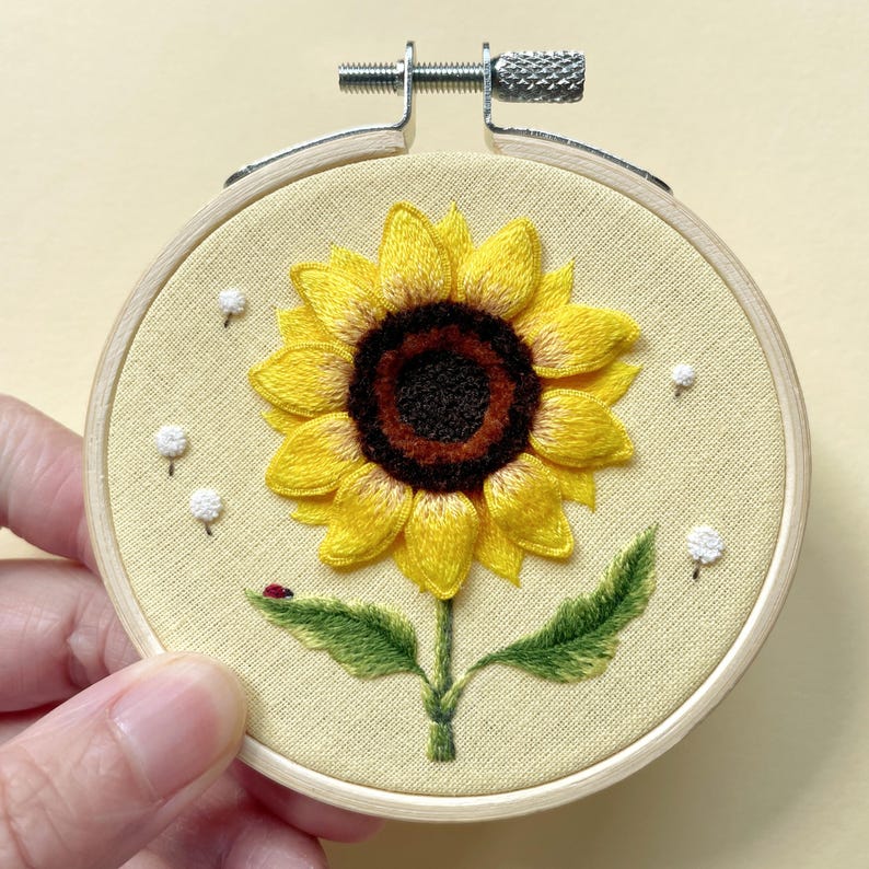 Cerceau « Tournesol » brodé à la main, motif 3D image 4