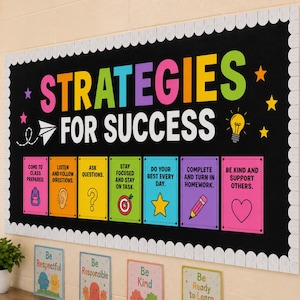 Puede incluir: Un tablón de anuncios rectangular grande para el aula con fondo negro y borde festoneado blanco. El texto dice STRATEGIES FOR SUCCESS en letras coloridas. Siete tarjetas rectangulares más pequeñas presentan iconos y texto, incluyendo Come to Class Prepared, Listen and Follow Directions, Ask Questions, Stay Focused and Stay on Task, Do Your Best Every Day, Complete and Turn in Homework y Be Kind and Support Others.
