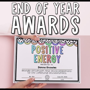 Può includere: Un certificato con le parole "END OF YEAR AWARDS" in alto. Il certificato recita "POSITIVE ENERGY" ed è presentato a Donna Knowles. Il certificato afferma anche "Porta ottimismo e incoraggiamento all'ambiente di apprendimento."