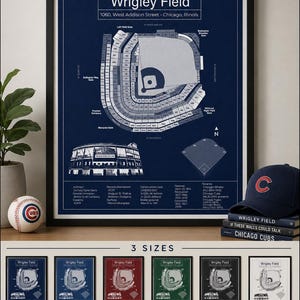 Puede incluir: Una impresión de plano enmarcada del Wrigley Field en Chicago, Illinois, con un mapa de asientos del estadio, detalles arquitectónicos y datos históricos. Disponible en azul marino, azul, rojo, verde, negro o blanco en 20x25, 30x41 y 46x61 cm.