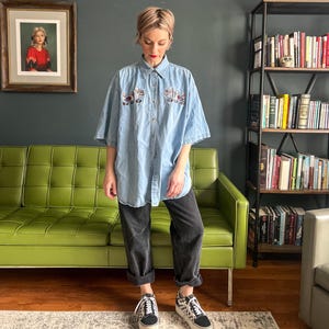 Haut boutonné pour femmes en chambray denim clair vintage des années 90 avec appliqué ours en peluche