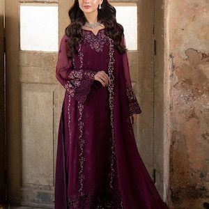 Azurblaue Marke Original Chiffon gestickt mit vollständig gefütterten Ärmeln Kleid Ensembles Sammlung 2025 Pakistani Designer Wear
