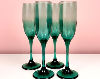 Set van 4 (of 8) groene champagnefluiten