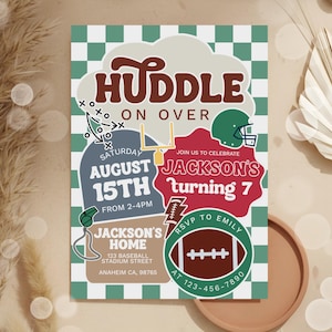 Pu&ograve; includere: Invito di compleanno a tema calcio con la scritta "Huddle On Over". L'invito include un pallone da football, un casco e un'immagine di palo della porta. La festa &egrave; per il 7&deg; compleanno di Jackson il 15 agosto dalle 14:00 alle 16:00. RSVP a Emily al 123-456-7890.