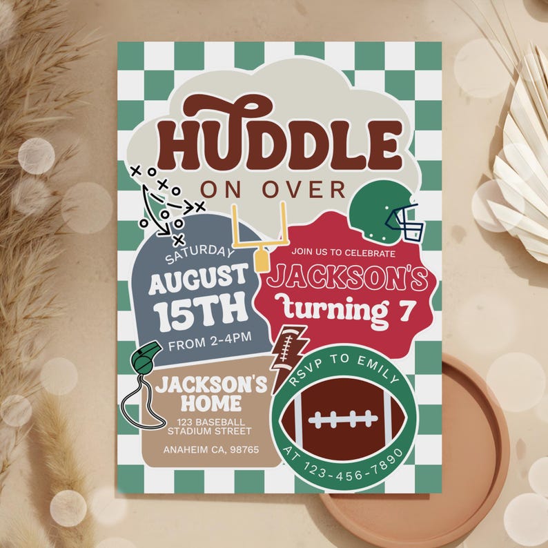 Pu&ograve; includere: Invito di compleanno a tema calcio con la scritta "Huddle On Over". L'invito include un pallone da football, un casco e un'immagine di palo della porta. La festa &egrave; per il 7&deg; compleanno di Jackson il 15 agosto dalle 14:00 alle 16:00. RSVP a Emily al 123-456-7890.