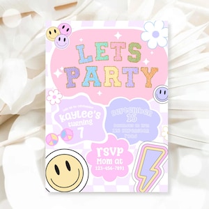 Invitación con letras de parches preppy editables digitales / Invitación de cumpleaños con parches universitarios retro / Invitación editable con cara sonriente para "Let's Party"