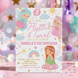 Puede incluir: Una invitación caprichosa para una fiesta de quinto cumpleaños. El diseño presenta ilustraciones de hadas, un arcoíris y estrellas, con el texto "let's Flutter & Twirl" y detalles del evento.