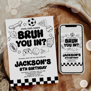 Puede incluir: Una invitaci&oacute;n de cumplea&ntilde;os en blanco y negro con ilustraciones deportivas, incluyendo un monopat&iacute;n, un bal&oacute;n de f&uacute;tbol, una porci&oacute;n de pizza y un bal&oacute;n de f&uacute;tbol americano. La invitaci&oacute;n dice "BRUH YOU IN?" y anuncia el 8&ordm; cumplea&ntilde;os de Jackson.