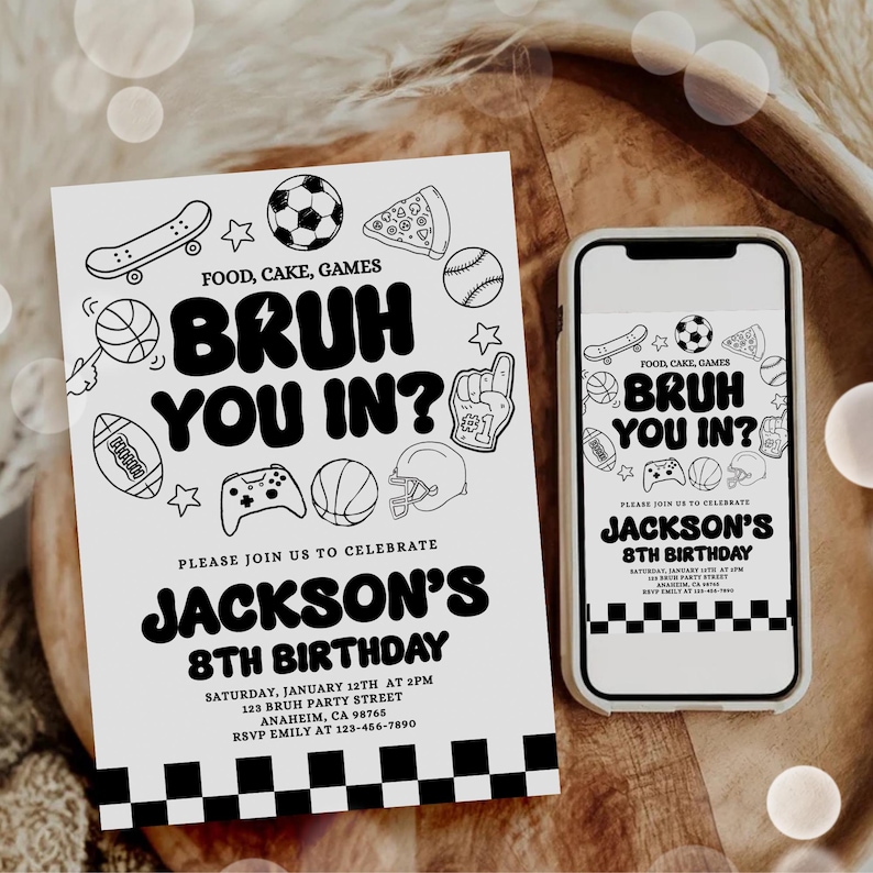 Puede incluir: Una invitaci&oacute;n de cumplea&ntilde;os en blanco y negro con ilustraciones deportivas, incluyendo un monopat&iacute;n, un bal&oacute;n de f&uacute;tbol, una porci&oacute;n de pizza y un bal&oacute;n de f&uacute;tbol americano. La invitaci&oacute;n dice "BRUH YOU IN?" y anuncia el 8&ordm; cumplea&ntilde;os de Jackson.
