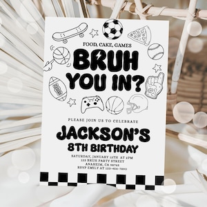 Puede incluir: Invitaci&oacute;n de cumplea&ntilde;os en blanco y negro con ilustraciones tem&aacute;ticas de deportes y juegos. El texto dice "BRUH YOU IN?" e invita a los invitados a la fiesta del 8&ordm; cumplea&ntilde;os de Jackson. Incluye fecha, hora, lugar e informaci&oacute;n de RSVP.