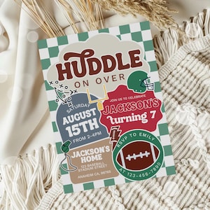 Pu&ograve; includere: Invito di compleanno a tema calcio con la scritta "Huddle On Over". L'invito include grafiche di football, casco e porta. Annuncia una festa per il 7&deg; compleanno di Jackson il 15 agosto dalle 14:00 alle 16:00. RSVP a Emily.