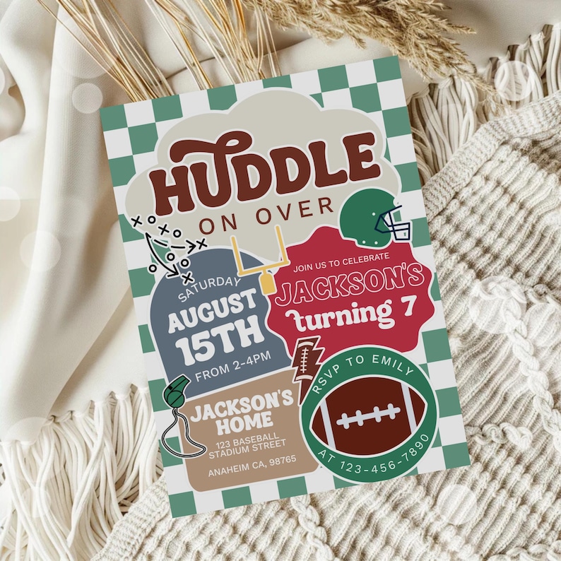 Pu&ograve; includere: Invito di compleanno a tema calcio con la scritta "Huddle On Over". L'invito include grafiche di football, casco e porta. Annuncia una festa per il 7&deg; compleanno di Jackson il 15 agosto dalle 14:00 alle 16:00. RSVP a Emily.