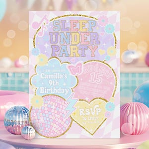 Puede incluir: Una invitación de cumpleaños en colores pastel con el texto "SLEEP UNDER PARTY". La invitación incluye una bola de discoteca, flores y un rayo gráfico. También tiene el texto "9º Cumpleaños de Camilla" e información de RSVP.
