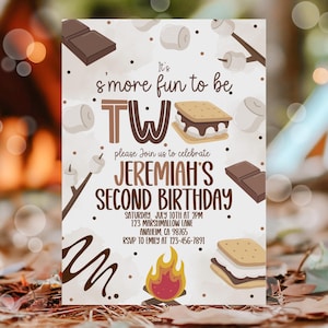 Könnte beinhalten: Eine Geburtstagseinladung mit Camping-Motto. Die Einladung zeigt Illustrationen von S'mores, Marshmallows und Schokoriegeln. Der Text lautet "It's s'more fun to be TW, please Join us to celebrate JEREMIAH'S SECOND BIRTHDAY".