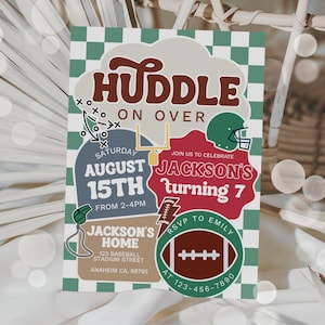 Pu&ograve; includere: Un invito a tema calcistico con le parole "Huddle On Over" in marrone. L'invito include i dettagli per una festa di compleanno, tra cui data, ora e luogo. Il design presenta un pallone da football, un casco e uno schema di gioco.