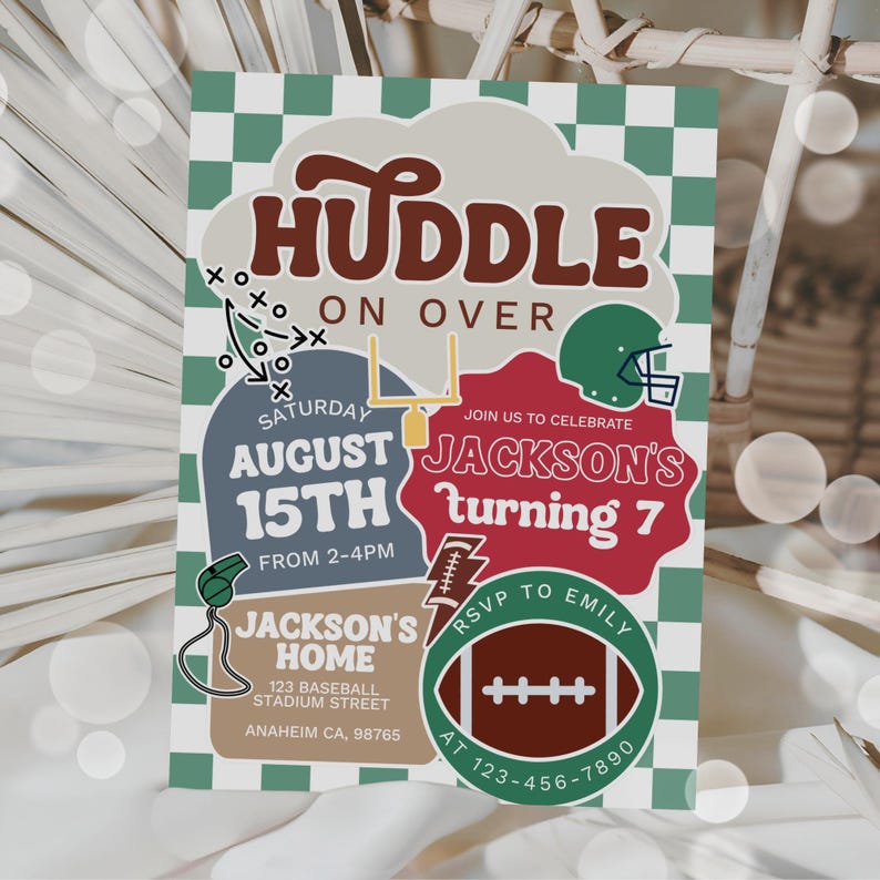 Pu&ograve; includere: Un invito a tema calcistico con le parole "Huddle On Over" in marrone. L'invito include i dettagli per una festa di compleanno, tra cui data, ora e luogo. Il design presenta un pallone da football, un casco e uno schema di gioco.
