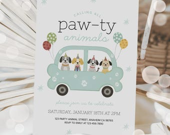 Peut inclure: Une carte d'invitation bleu clair avec le texte "CALLING ALL paw-ty animals". La carte présente une voiture de dessin animé transportant quatre chiens portant des chapeaux de fête. Des ballons et des empreintes de pattes décorent la carte. La date et l'heure de l'événement sont également incluses.