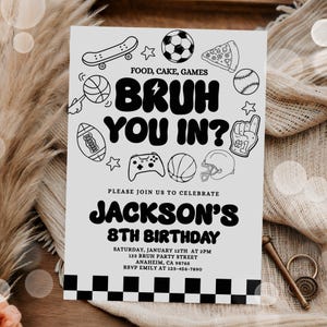 Puede incluir: Invitaci&oacute;n de cumplea&ntilde;os en blanco y negro con el texto "BRUH YOU IN?" y "8TH BIRTHAY". La invitaci&oacute;n incluye ilustraciones de un monopat&iacute;n, un bal&oacute;n de f&uacute;tbol americano, una pelota de baloncesto y otros iconos relacionados con juegos.