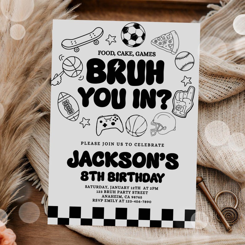 Puede incluir: Invitaci&oacute;n de cumplea&ntilde;os en blanco y negro con el texto "BRUH YOU IN?" y "8TH BIRTHAY". La invitaci&oacute;n incluye ilustraciones de un monopat&iacute;n, un bal&oacute;n de f&uacute;tbol americano, una pelota de baloncesto y otros iconos relacionados con juegos.