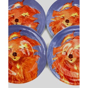 Pode incluir: Conjunto de quatro pratos de cer&acirc;mica. Cada prato apresenta um rosto de raposa laranja vibrante sobre um fundo azul. As raposas s&atilde;o pintadas com pinceladas. Uma adi&ccedil;&atilde;o &uacute;nica a qualquer cozinha. Di&acirc;metro aproximado de 20 cm.