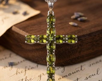 Collar con colgante de cruz de peridoto / Plata de ley, piedra natal de agosto, joyería minimalista de fe