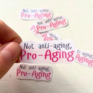 Sticker Body Positivity – Vinyle holographique pro-vieillissement pour bouteilles d'eau, ordinateurs portables et journaux