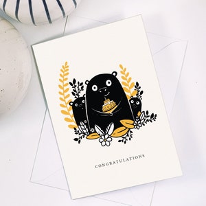 Carte de voeux, Félicitations, trois ours avec une carte blanche gâteau, A5 300GSM Carte et une enveloppe gris clair
