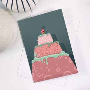 Cartão de felicitações, feliz aniversário, garota super-herói em um cartão em branco de bolo gigante, cartão A5 300GSM e um envelope cinza claro