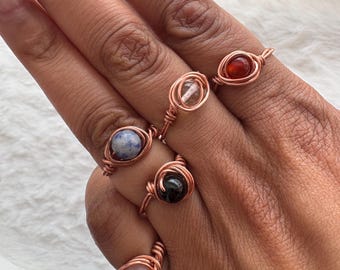 Coleção Glow Amor Copper | Pulseiras artesanais em fio de cobre, anéis de cristal e joias com búzios |
