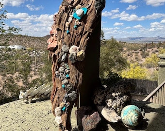 Arte sonorense que exhibe piedras del desierto sobre madera texturizada y envejecida. Decoración del suroeste con rana tallada y rocas turquesas, plateadas y rojas.