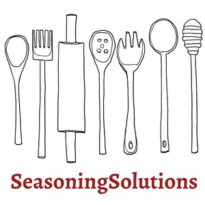 Peut inclure: Un ensemble de sept dessins au trait noir et blanc d'ustensiles de cuisine, comprenant un rouleau &agrave; p&acirc;tisserie, une cuill&egrave;re trou&eacute;e, une fourchette, une cuill&egrave;re, un fouet, une louche et un &eacute;gouttoir &agrave; miel. Le texte "Seasoning Solutions" est &eacute;crit en rouge sous les ustensiles.