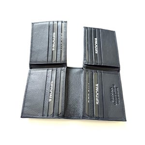Cartera SEDONA® en forma de U con 2 billeteras, 2 ventanas para matrícula y 16 ranuras para tarjetas de crédito