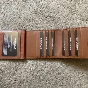 SEDONA® Elegante billetera de cuero plegable con solapa lateral, 18 ranuras para tarjetas y ventana para identificación para un estilo organizado