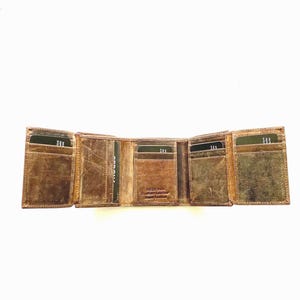 Cartera de cinco pliegues SEDONA™ de piel de búfalo con amplio espacio de almacenamiento: 14 ranuras para tarjetas, 2 ventanas para identificación y más