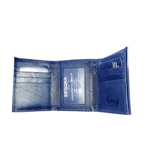 Cartera triple SEDONA® con 8 ranuras para tarjetas de crédito, cierre de cremallera para monedas y tarjetero extraíble.