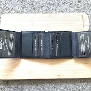 Cartera cuádruple de cuero premium SEDONA® con bloqueo RFID avanzado, 16 compartimentos para tarjetas y dos ventanas para identificación.